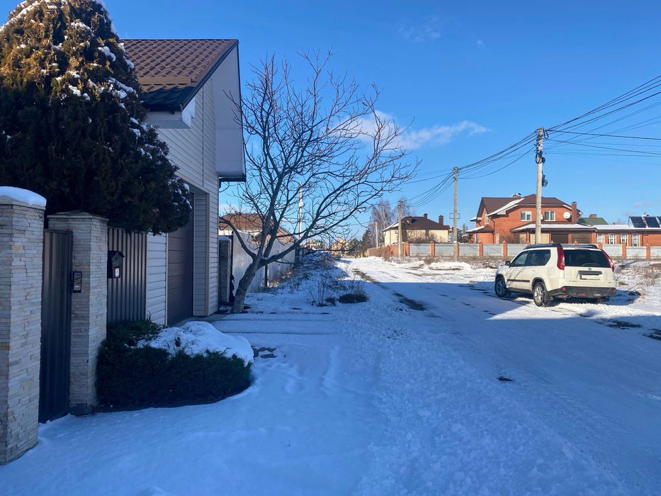 Продаж ділянки з готовим фундаментом та усіма комунікаціями біля лісу!