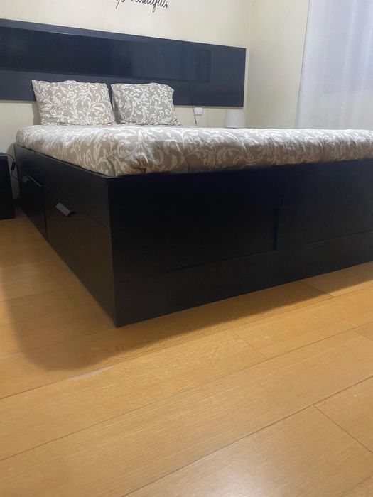 Cama com estrado e colchão