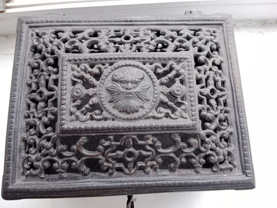 Винтажна шкатулка ретро кована