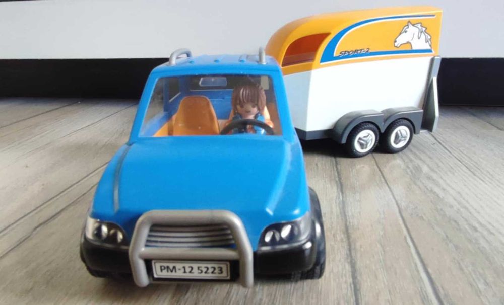 Stadnina koni + samochód do przewożenia koni + bryczka Play mobile