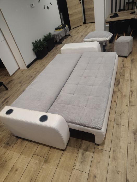 Kanapa bialo-szara z pufami rozkladana