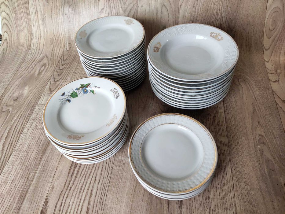 Посуда и столовые приборы: Тарелки, Селедочницы, Вилки, Ложечки.