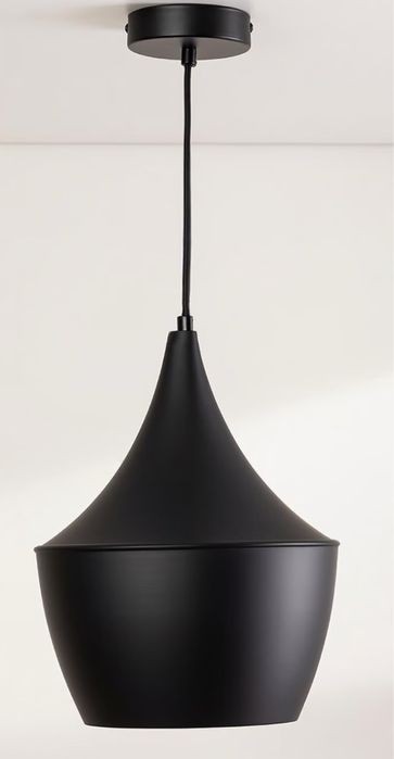 Candeeiro de tecto preto mate com interior em dourado.