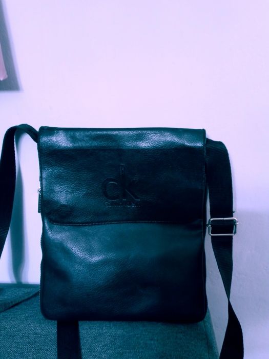 Torebka listonoszka czsrna dlugie ucho Calvin Klaine