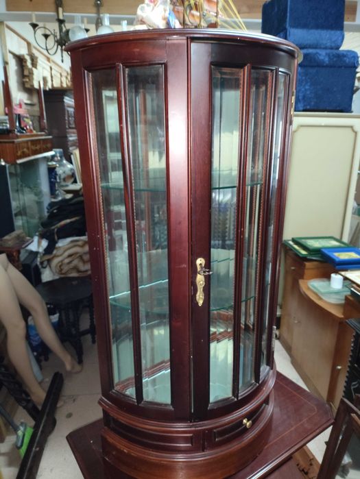 Cristaleira em madeira com prateleiras em vidro e fundo em espelho