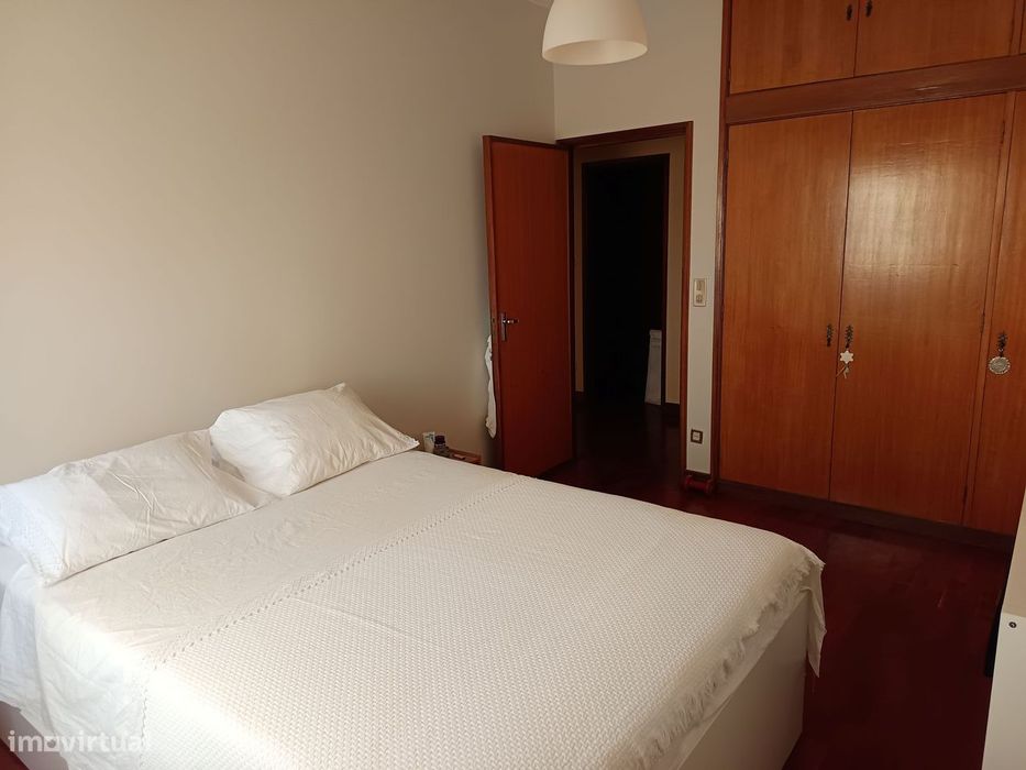 Apartamento T3 , na zona do Bonfim, com lugar de garagem e elevador.