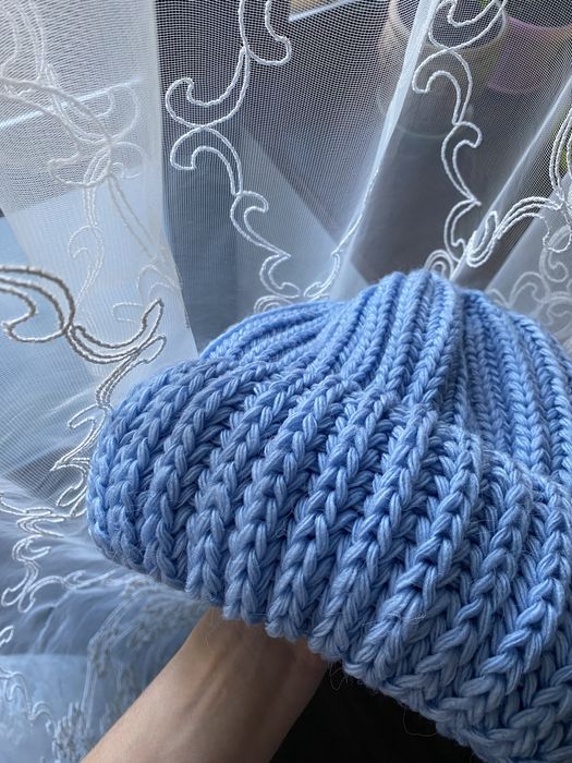 Продам вʼязану теплу шапулю. Ніжно блакитного кольору. Нова