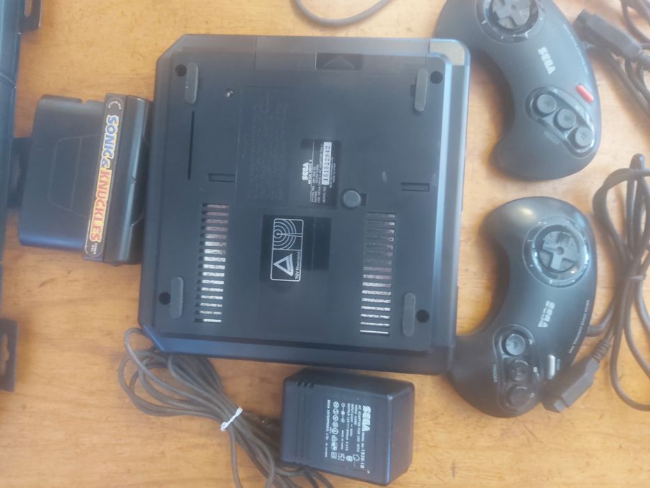 Mega drive ll com jogos e 2 comandos originais.