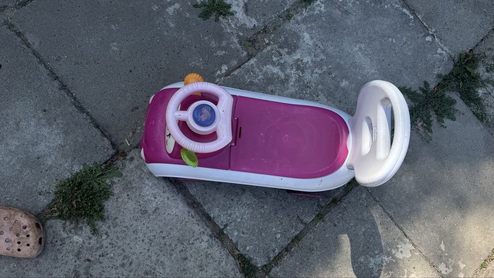 Машинка-толокар для дівчинки