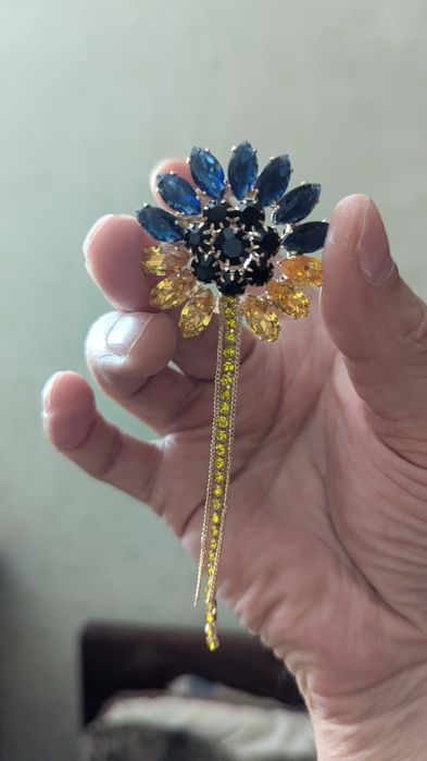 Блискучий страз соняшник на булавцi.