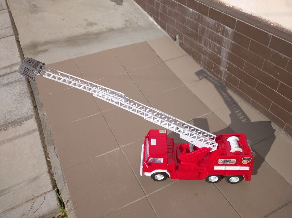 Большая пожарная машина.