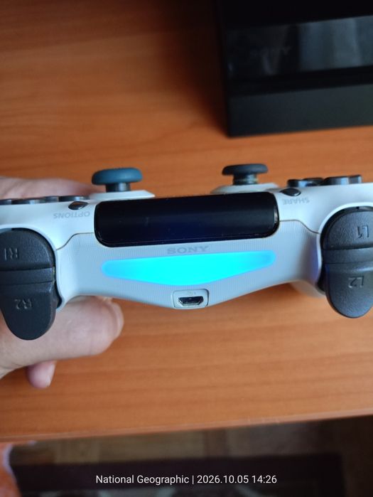 PlayStation 4 z padem i grami