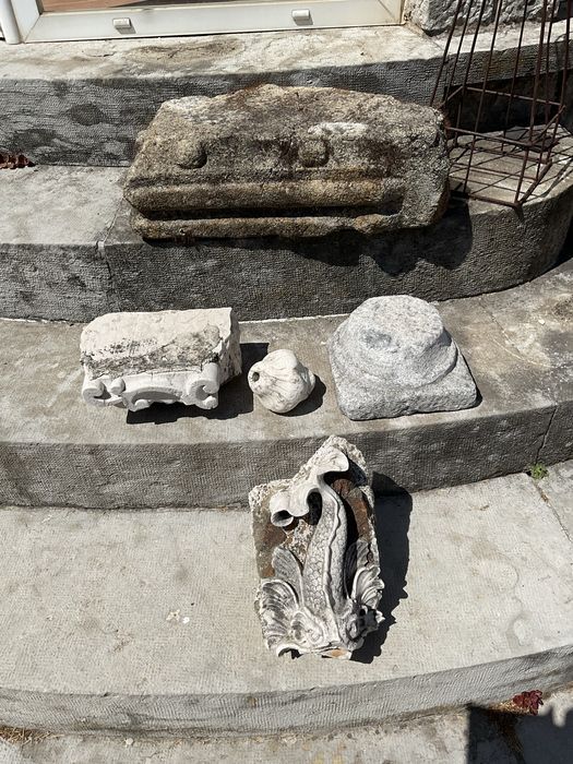 pedra esculpida antiga