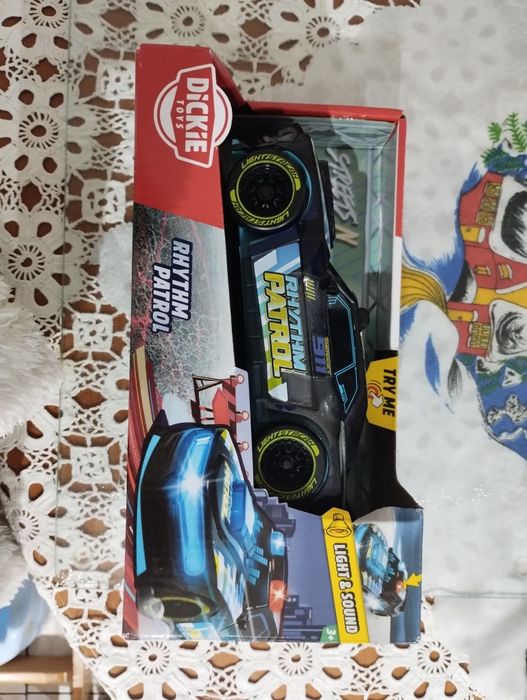 Auto policyjne swiecace i grajace