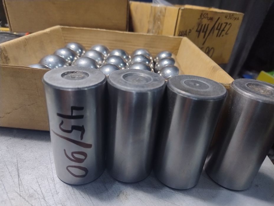 Шар с подшипника и ролик.63,5.60.53,8.50,5.47,2.44. ролик 45/90. Б/У