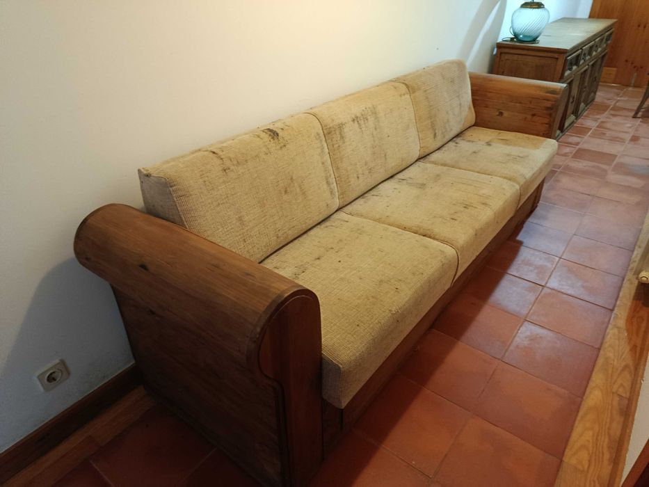 Sofa original em madeira de castanho fabrico nacional a precisar de estofar