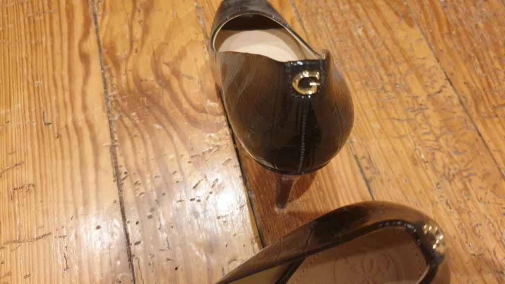 Sapatos salto alto Guess