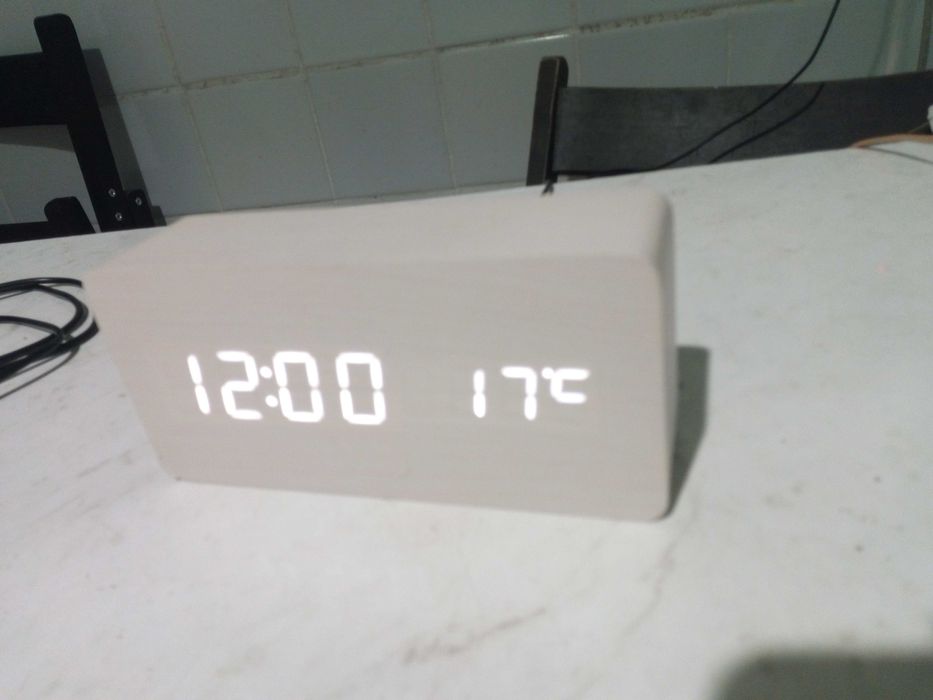 Часы электронные ,циферблат светится,б.у