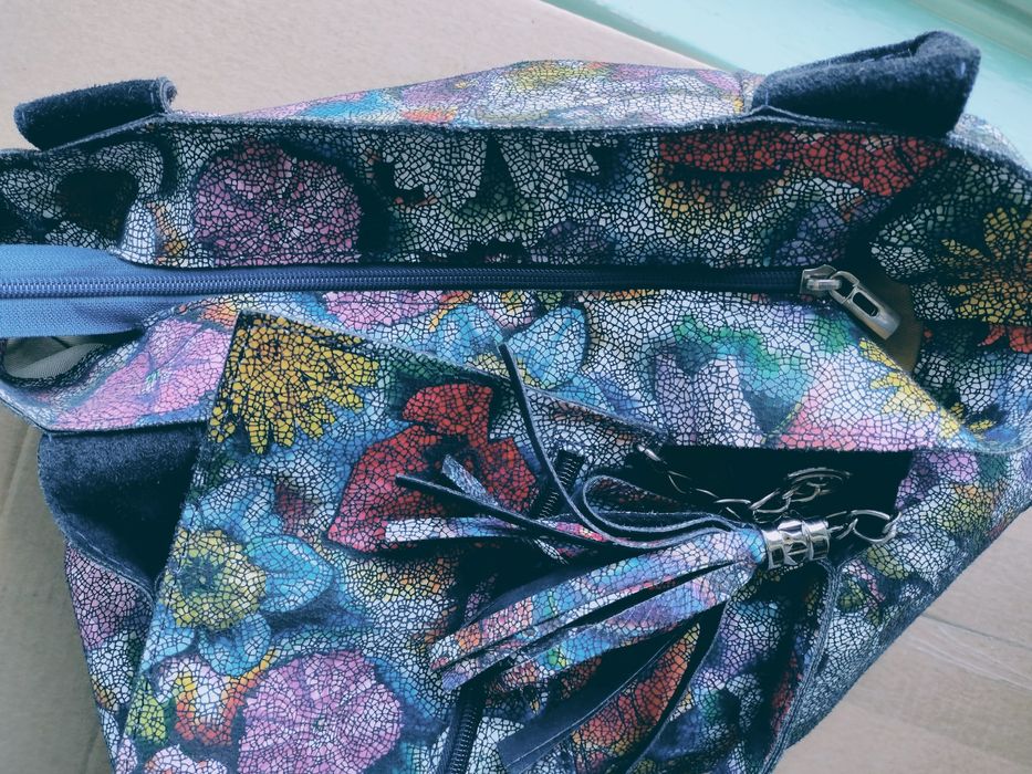 torebka damska worek w kwiaty skóra