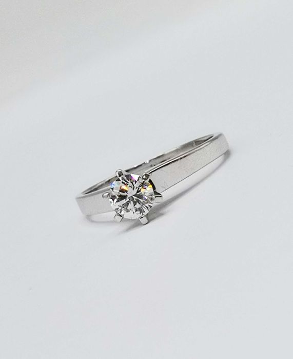 Złoty pierścionek z brylantem 0,61 ct/18k