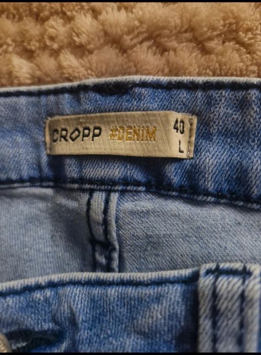 Spodnie Jensowe z dziurami na kolanach