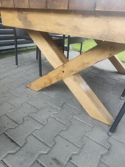 Stół ogrodowy z drewna