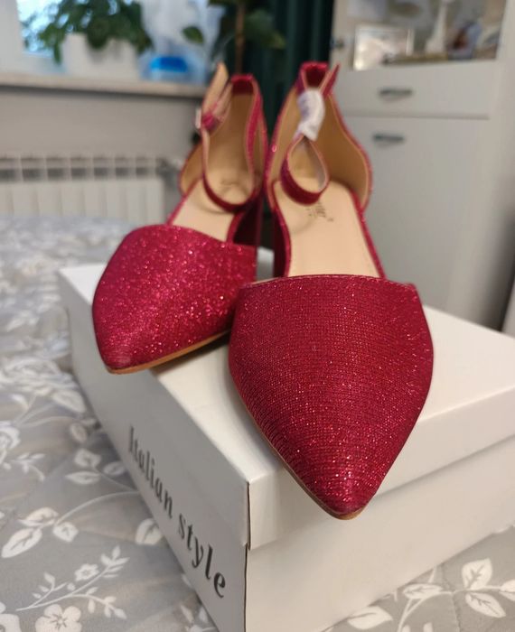 Brokatowe czółenka na slupku