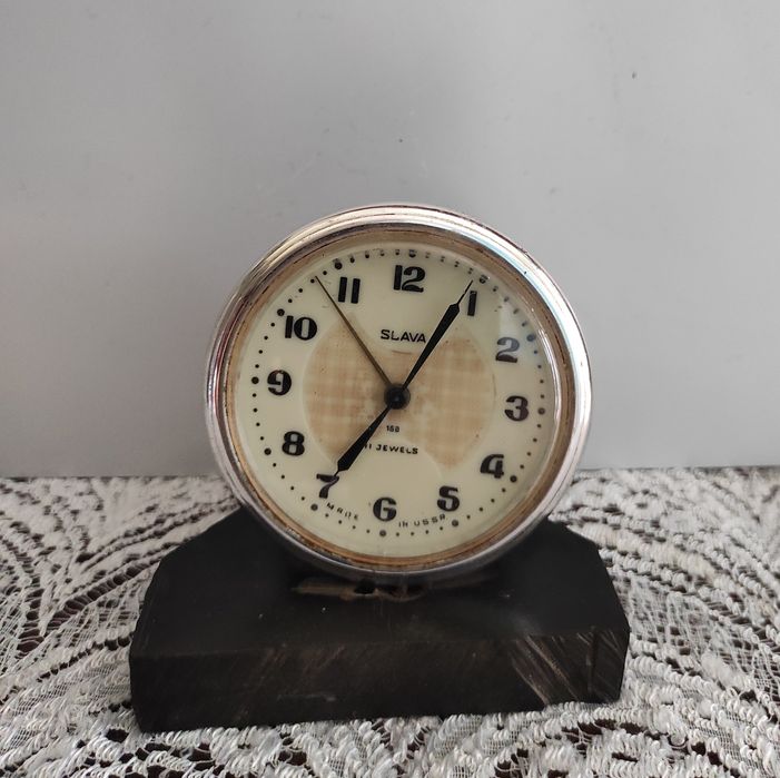 Настольные часы-будильник Slava, на подставке. 
Мade in USSR. 11 Jewel