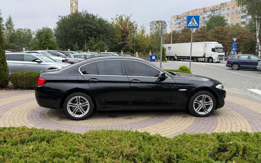 BMW 520I 2012 року