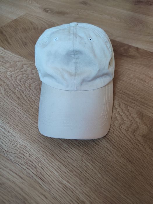 Czapka z daszkiem beżowa na rzep