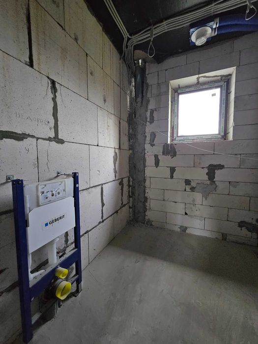 Продаётся новый просторный дом недалеко от воды, в районе Карачунов