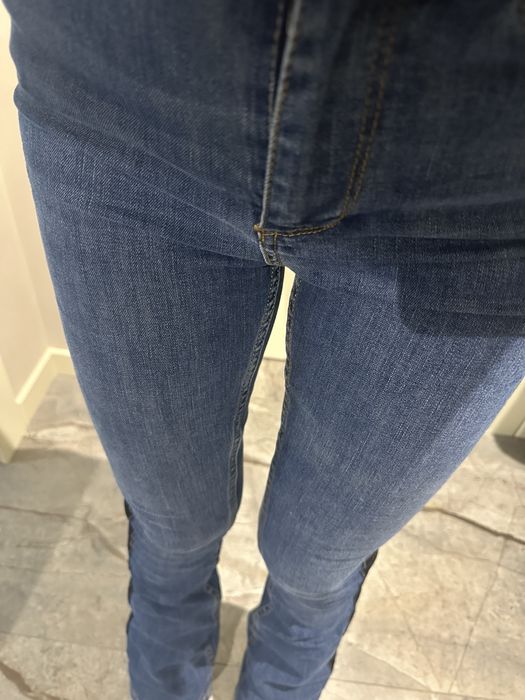 сині джинси кльош роблять шикарну фігуру