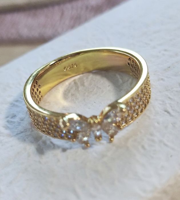 Piękny pierścionek Pave z lśniącym motylem rozmiar 56