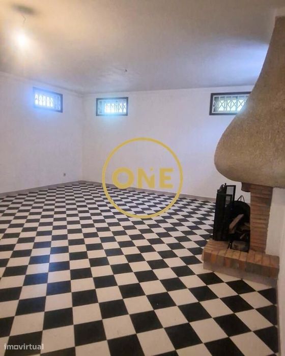 Moradia cheia de charme e potencial, a 450 metros da praia de Salgueir