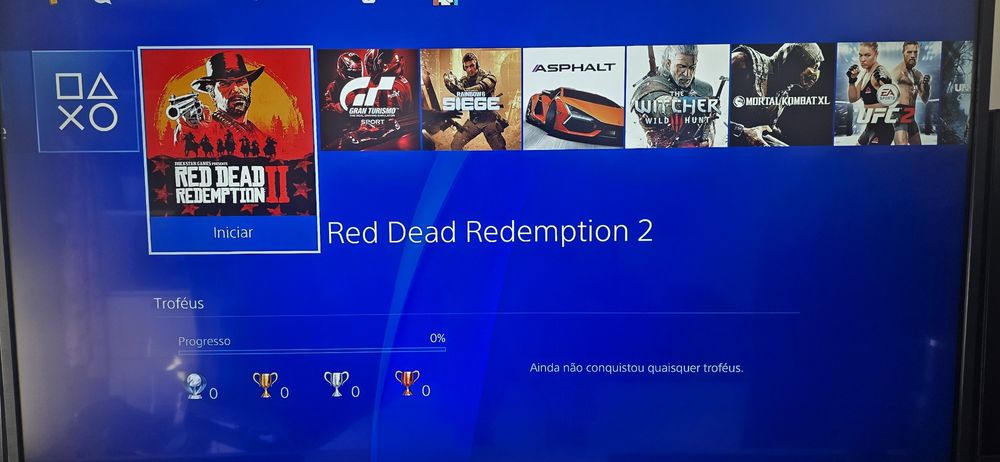 PS4 pro 1Tb como nova + 2 comandos + 3 jogos