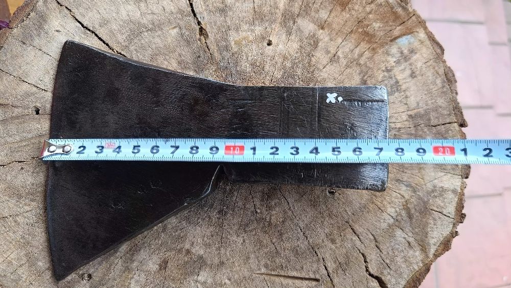 Kuta siekiera z puncą, sygnowana, ciężka, kuta