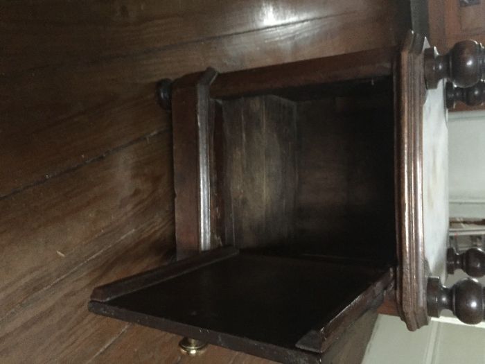 Mesinha de cabeceira muito antiga em bom estado