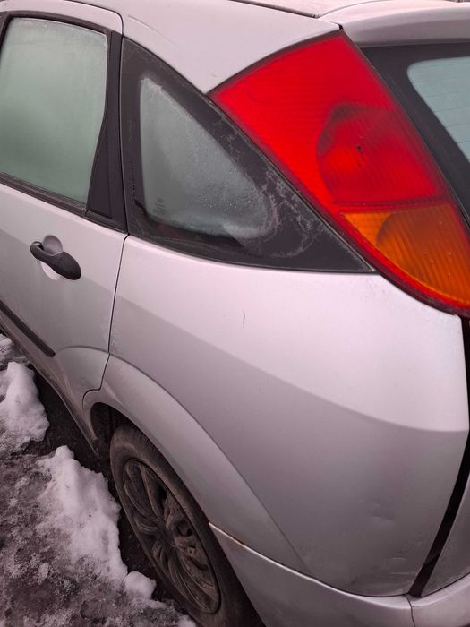 Szyba boczna karoseryjna Ford Focus mk1 5 drzwi