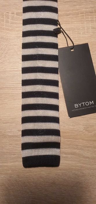 Nowy krawat typu knit marki Bytom