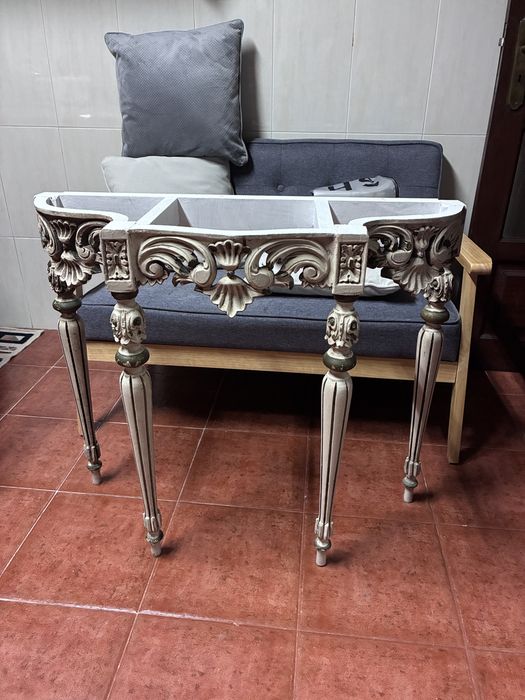 Base / Estrutura de Consola Credência Clássica Trabalhada