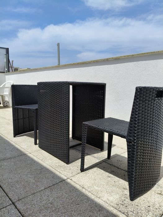 Mesas + 2 cadeiras com almofadas