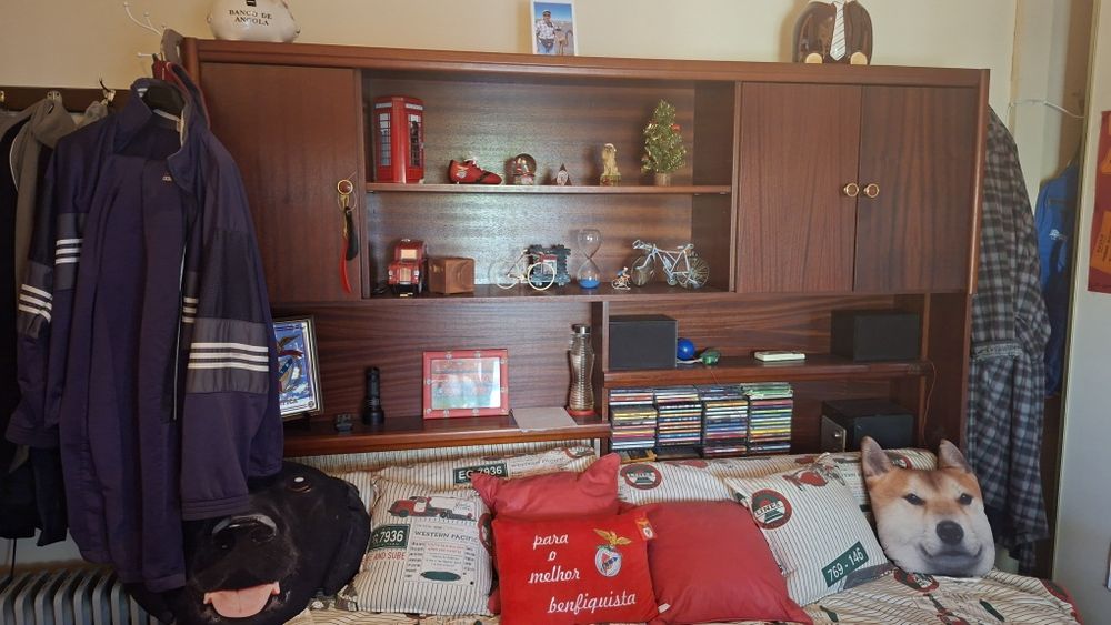Cama solteiro com prateleiras em cima