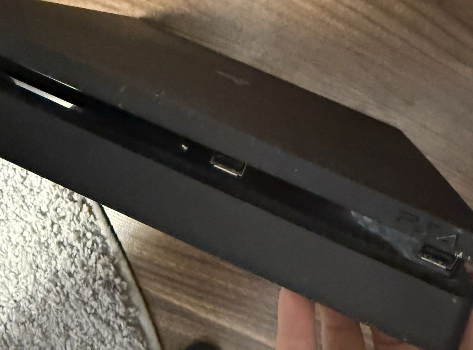 Продам PS4 Slim  на 500 гб все шнуры есть  1 джостик

В комплекте о