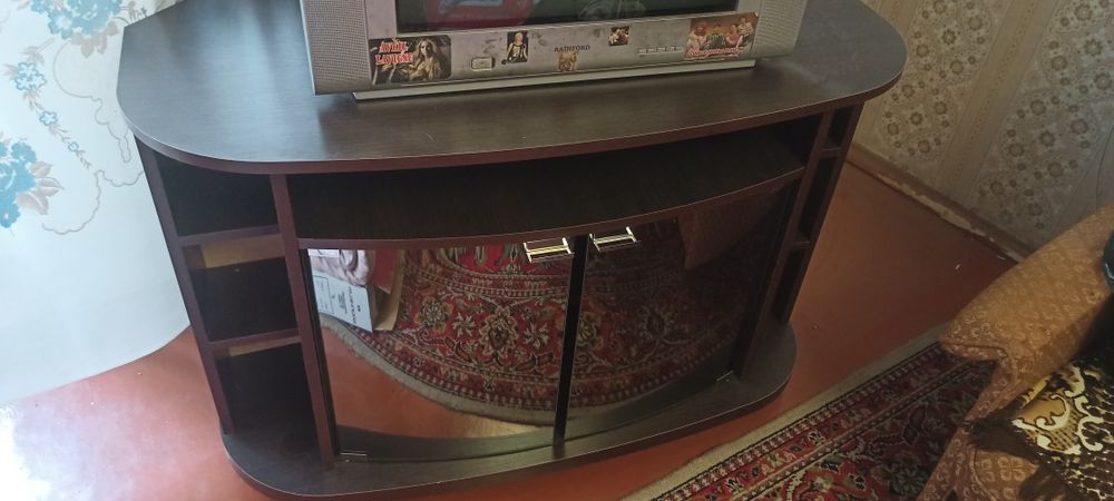 Тумбочка под телевизор на колесах