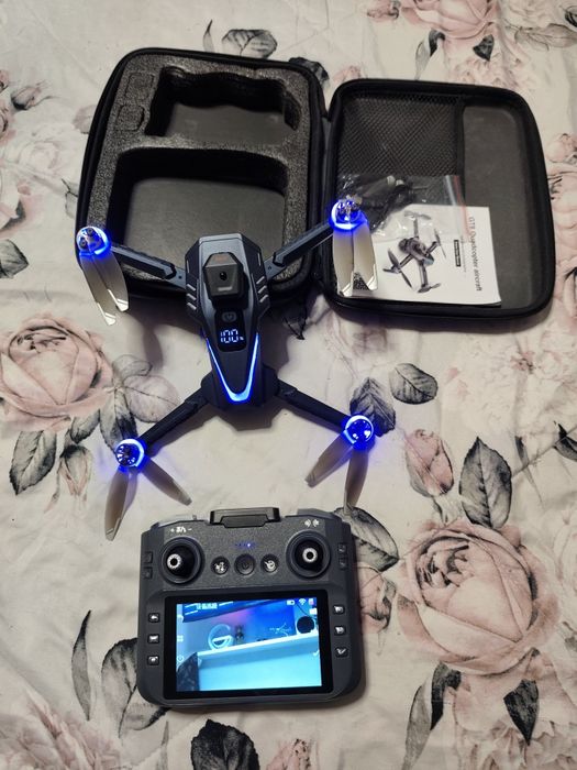 Drone 4k GT8 com comando que possui um ecrã LCD integrado.