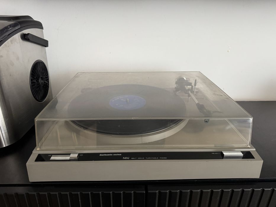 Gramofon NEC P305E