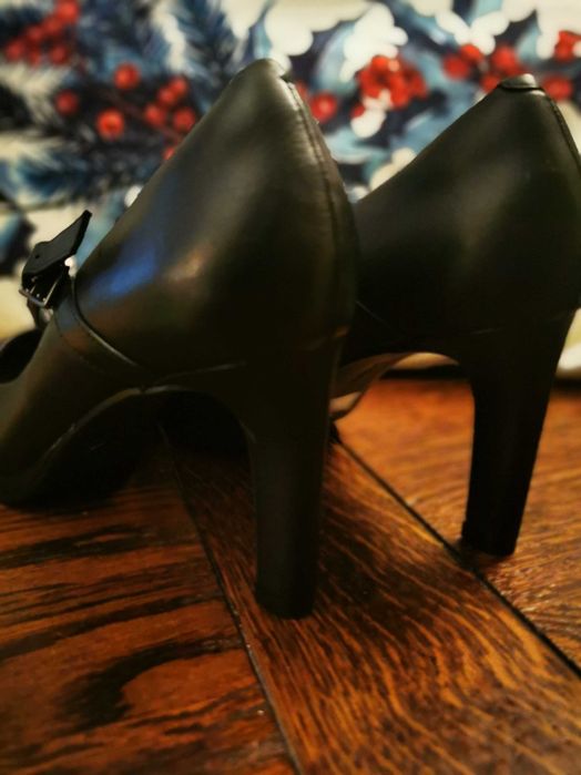 Czółenka Clarks czarne skórzane z paskiem roz 41 Stan b.dobry jak nowe