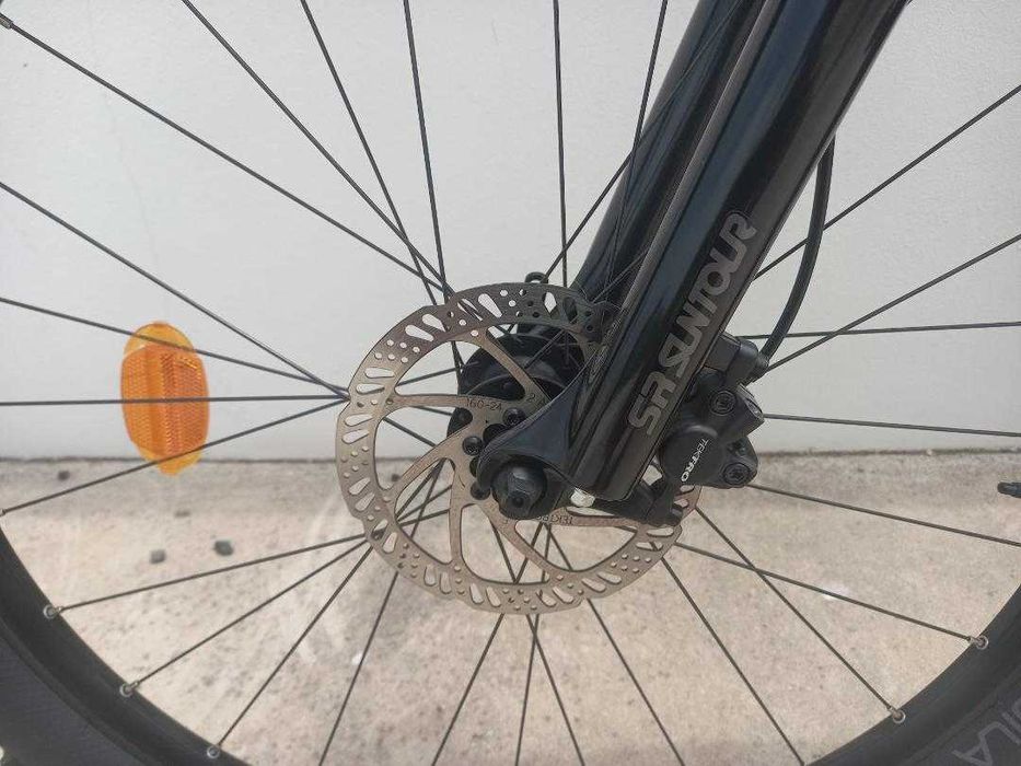 Bicicleta de montanha elética nova.