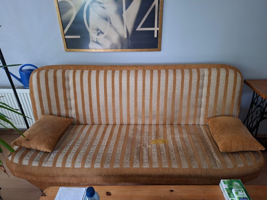 Sofa z poduszkami