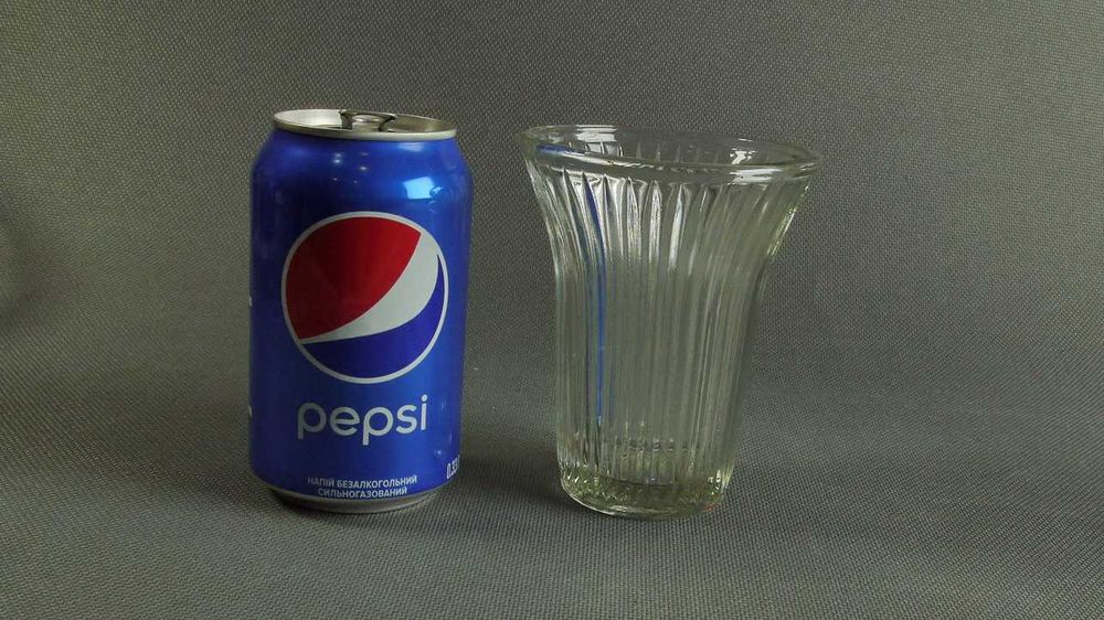 Прозоре скло старий посуд Вживане